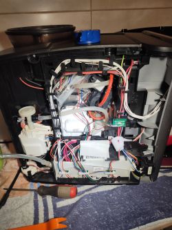 Wnętrze ekspresu do kawy Siemens EQ6 100 z widocznymi przewodami i komponentami elektronicznymi.