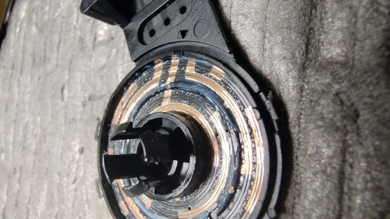 Zbliżenie na plastikową część mechanizmu z widocznymi ścieżkami przewodzącymi.