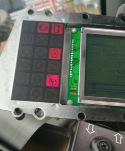 Zbliżenie na deskę rozdzielczą z migającą kontrolką kierownicy z wykrzyknikiem.