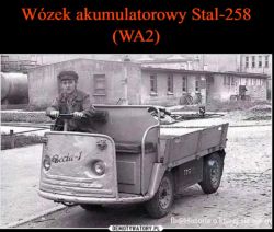 Czarno-białe zdjęcie wózka akumulatorowego Stal-258 z kierowcą.