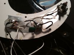 Które miejsce do lutowania kabla w elektronice gitary basowej?