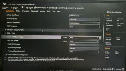 Ekran BIOS z ustawieniami częstotliwości i napięć CPU oraz pamięci DDR5