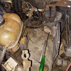 Nieznane kable pod akumulatorem w Chrysler Grand Voyager 2009