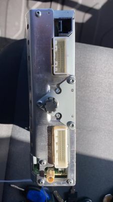Ansicht der Rückseite eines Autoradios mit sichtbaren Anschlüssen.