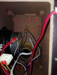 Jak otworzyć subwoofer E5 RE01057? Uszkodzenie panelu przedniego