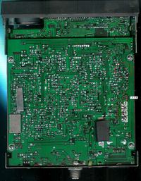 President Johnson - Uszkodzone ścieżki na styku płyt czołowej i głównej.