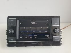 Zdjęcie radia samochodowego z wyświetlaczem, przyciskami i pokrętłami.