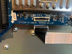 Zbliżenie na płytkę PCB z napisem „JUC7.820.00204301” i podłączoną taśmą FFC