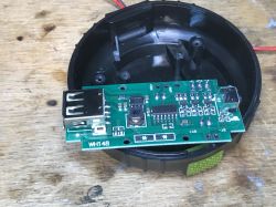Płytka PCB z kontrolerem wewnątrz lampki kempingowej USB