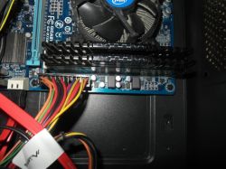 Płyta główna komputera z zainstalowanymi modułami RAM i przewodami.