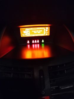 Deska rozdzielcza samochodu Peugeot 207 z zapalonymi kontrolkami oznaczającymi problemy.