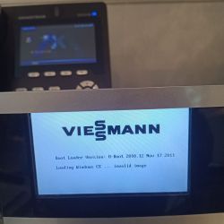 Ekran z komunikatem o błędzie dotyczącym sterownika Viessmann, z błędem Loading Windows CE... invalid image.