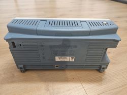 Tył oscyloskopu Tektronix TDS2024B na tle drewnianej podłogi.