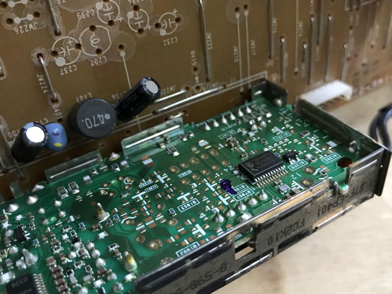 Zbliżenie na płytkę tunera RF w telewizorze Sony z widocznym układem scalonym Philips TDA9885TS