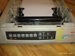 Panel sterowania drukarki OKI Microline 3320 z podświetlonymi diodami Power i Alarm oraz zamontowanym papierem ciągłym.
