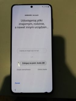 Używany telefon Samsung Galaxy S21 z czarnymi plamami na dolnej części ekranu.