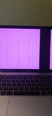 Uszkodzony ekran MacBooka Pro z kolorowymi liniami.