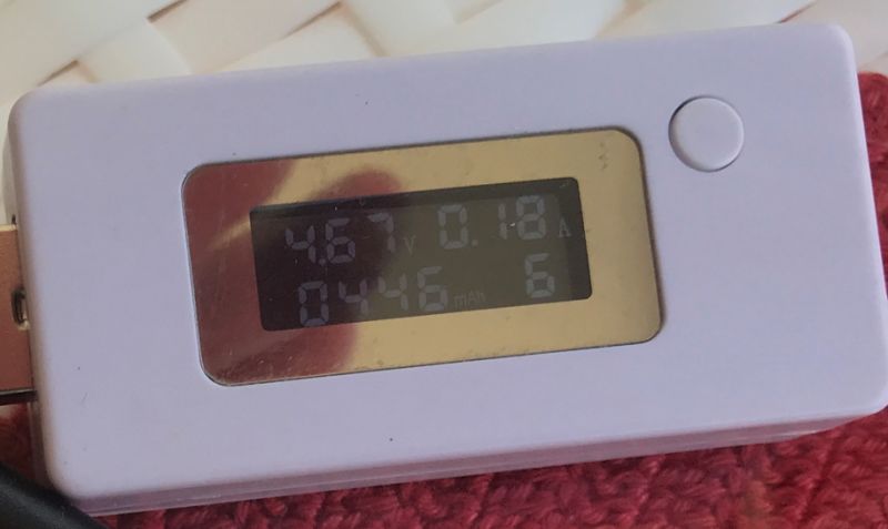 Wyświetlacz miernika USB pokazujący napięcie 4.67V, prąd 0.18A i pojemność 446 mAh