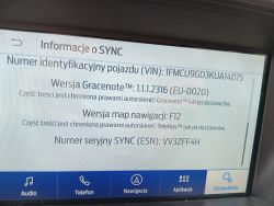 Wyświetlacz systemu SYNC w Fordzie Escape 2018 z informacjami o wersji oprogramowania.