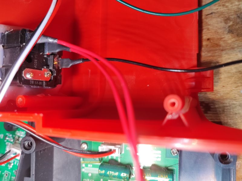 Widok wnętrza lutownicy z widocznymi kablami i komponentami elektronicznymi.