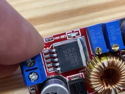 Przetwornica step-down XL4015E1 na płytce elektronicznej.