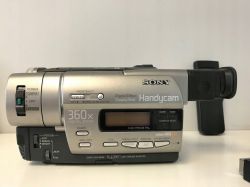 Zbliżenie na kamerę Sony Handycam CCD-TR913E z funkcjami i przyciskami na obudowie.