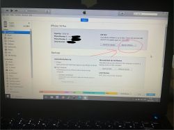 Zrzut ekranu programu iTunes z podłączonym iPhone'em 14 Pro, pokazujący opcję przywrócenia telefonu.