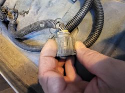 Przewód elektryczny oraz złącze Y18c w ciężarówce Volvo.