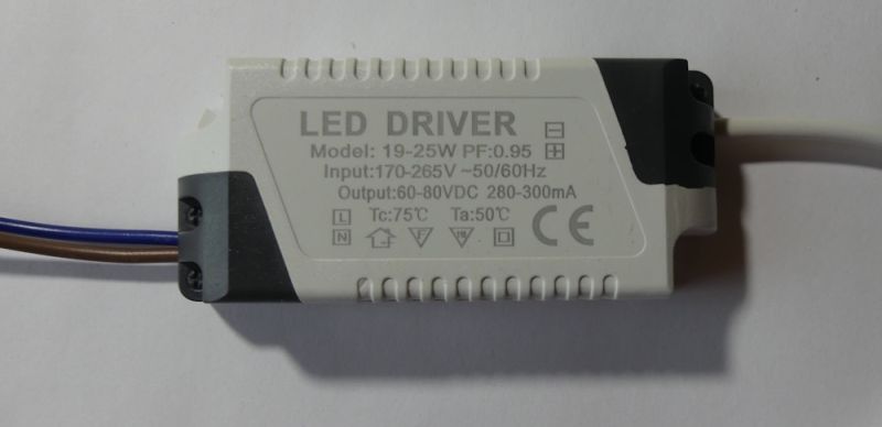 Biały zasilacz LED „LED DRIVER” z przewodami po obu stronach na jasnym tle