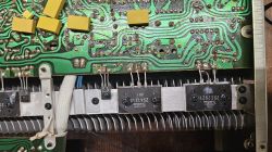 Widok wnętrza końcówki mocy z układami Sanken 2SA1215 i 2SC2921 na radiatorze