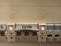 Odłączniki i wskaźniki w rozdzielnicy elektrycznej.