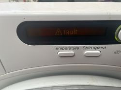 Wyświetlacz pralki Miele z komunikatem fault