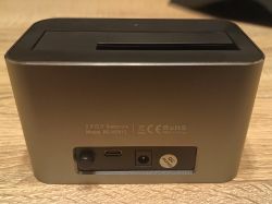 Tylny panel stacji dokującej Blueendless BS-HD01S, pokazujący włącznik, port USB-C oraz gniazdo zasilania.