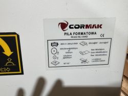 Tabliczka znamionowa piły formatowej CORMAK MJ-45KD z parametrami technicznymi.