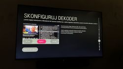 Ekran telewizora z procedurą konfiguracji dekodera, pokazujący listę kanałów.