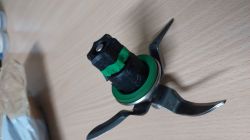 Uszkodzony nóż z Thermomixa TM6 na drewnianym stole.