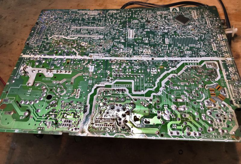 Spód jednostronnej zielonej płytki PCB z telewizora Sony Trinitron, widoczne ścieżki i punkty lutownicze