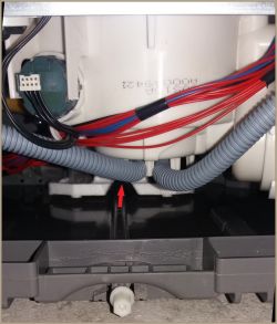 Dishwasher Electrolux ESL5320LO - error i30 water leakage to the bottom of the d Dishwasher Electrolux ESL5320LO - error i30 water leakage to the bottom of the d