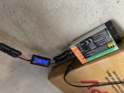 Falownik 500 W podłączony do instalacji elektrycznej z wyświetlaczem cyfrowym.