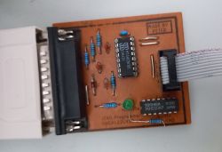 Zbliżenie na płytkę elektroniczną z układem Xilinx i programatorem JTAG.
