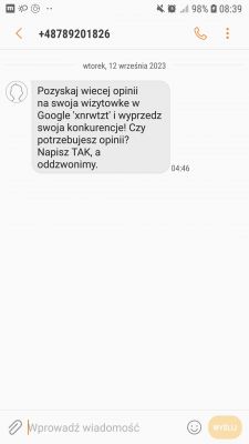 SMS z nieznanego numeru, zachęcający do zbierania opinii na wizytówkę w Google.