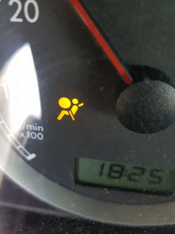 VW Passat B5 silnik 2.3 170km - Świeci się cały czas pomarańczowa kontrolka pod VW Passat B5 silnik 2.3 170km - Świeci się cały czas pomarańczowa kontrolka pod