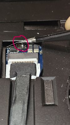 Zbliżenie na podejrzany układ elektroniczny w laptopie Dell Precision 7740