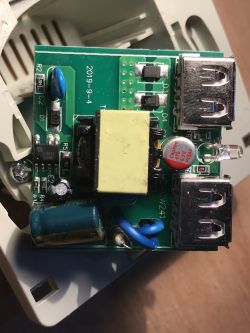 Gniazdo elektryczne z wbudowaną, dwuportową ładowarką USB - mini test + teardown Gniazdo elektryczne z wbudowaną, dwuportową ładowarką USB - mini test + teardown