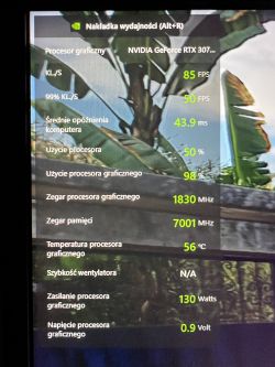 Ekran z nakładką wydajności NVidia GeForce RTX 3070 na laptopie podczas gry.