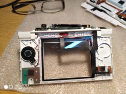 Nintendo DSi - Jak rozpiąć zawias i przeprowadzić taśmę elastyczną przy wymianie wyświetlacza