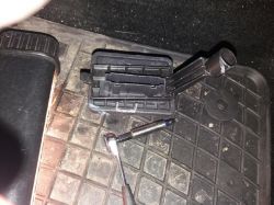 Opel Crossland X - Wyjęcie rezystora z obudowy tunelu bez śrubek i zaczepów