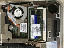 Wnętrze laptopa HP Mini 210 z widoczną kością RAM ADATA oraz chłodzeniem procesora.