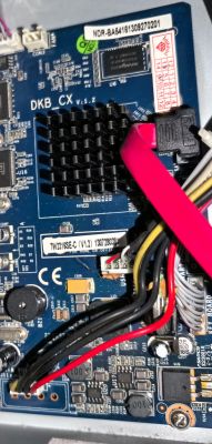 Fragment płyty głównej DKB CX v1.2 z widocznymi oznaczeniami i złączami
