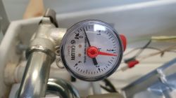 Ciśnieniomierz Caleffi na instalacji centralnego ogrzewania